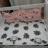 گهواره و تخت کنار مادر