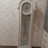 ساعت ایستاده سفید رنگ