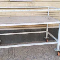 میز اهنی چرخدار