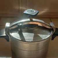 دیگ زودپز قدیمی