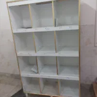 صندلی و ویترین مغازه