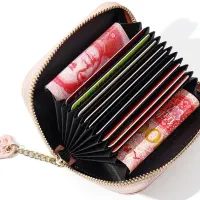 کیف پول دخترانه گم شده