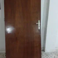 درب چوبی سالم با چهار چوب و قفل و دستگیره