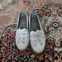 کفش راحتی زنانه سفید بسیار تمیز و ‌کم استفاده