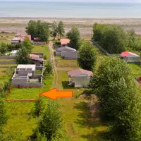 زمین-ساحلی-داخل-کوچه-کاملا-ساخته-شده-مشرف-به-دریا