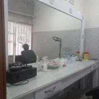دکور آرایشگاه، سرشور،صندلی اصلاح و میکاپ،میز ناخن|آرایشگاه و سالن‌های زیبایی|رشت, رشتیان|دیوار