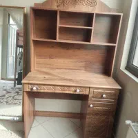 کتابخانه و میز تحریر شیک وتمیز