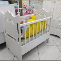 تخت چوبی کنار مادر