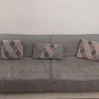 یک کاناپه سه نفره و یک مبل یک نفره