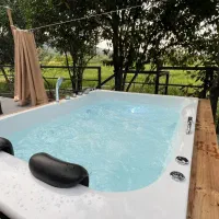 اجاره کلبه سویسی جکوزی دار کنار رودخونه ماسال|اجارهٔ کوتاه‌مدت ویلا و باغ|رشت, منظریه|دیوار