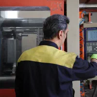 تزریق کار ماهر دستگاه تزریق پلاستیک