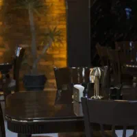 ویتر و سالن کار خانم برای کافه رستوران