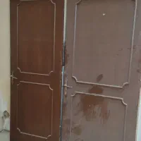 درب چوبی محکم و سالم