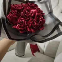 دسته گل 9 شاخه با تزیینات مناسب کادو