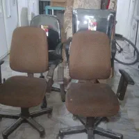 صندلی و دو عدد  تلویزیون