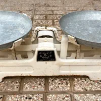 ترازو دو کفه ای نمازی همراه با سنگ