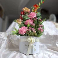 یک باکس گل مصنوعی نو، مناسب کادو و هدیه|صنایع دستی و سایر لوازم تزئینی|رشت, حسین آباد|دیوار