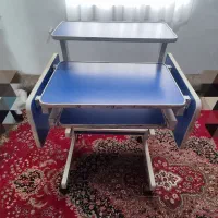 میز تحریر و کامپیوتر