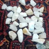 مقداری سنگ قیمتی