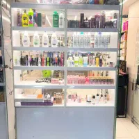 ویترین مغازه لوازم آرایشی در حد نو