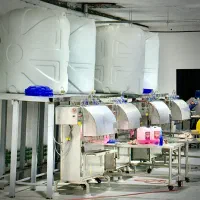 دستگاه پرکن بسته بندی شیرینگ لیبل زن خط تولید فیلر