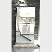 یک آینه قدی با پایه سنگ طبیعی تراش خورده دکوراتیو
