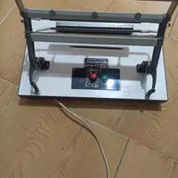 یک دسگاه پرس سلفون و مشما برای بسته بندی