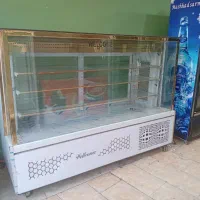 یخچال ویترینی در حد نو  ایستاده