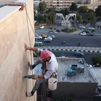 خدمات راپل کار در ارتفاع اجرای پیچ و رولپلاک نما