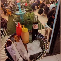 کمک آشپز و قلیون زن کافه فستفود