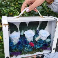 باکس چمدانی سه گله گل رز جاودان ( جاودان ) یلدا|گل و گیاه طبیعی|تهران, میدان ولیعصر|دیوار