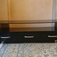 میز تلویزیون شیشه ای در حد نو