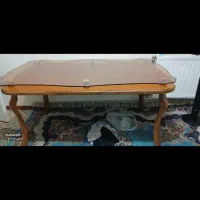 یک عدد میز نهار خوری ولوستر