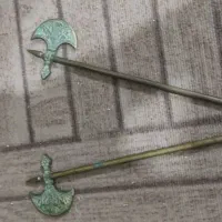 دوعدد تبر شکل قدیمی برنجی مناسب برای دیوار