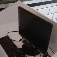 کامپیوتر با مانیتور LCD