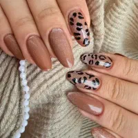 مدل کاشت ناخن و ژلیش فقط هزینه مواد