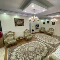 پرستار همخونه کنار خانم سالمند نیاز به پرستاری