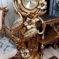 ساعت ایستاده طلایی رنگ