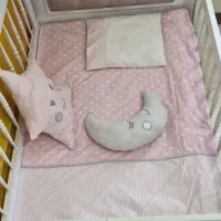 روتختی به‌همراه دوتا کوسن و بالش