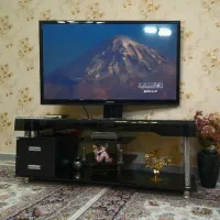 میز تلویزیون و ساعت دیواری هر دو تمیز