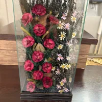 دو عدد گل مصنوعی داخل شیشه