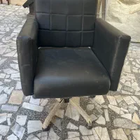 تعدادی صندلی مناسب سالن