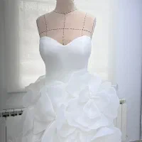 لباس عروس کاملا نو و تن نخورده..