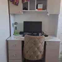 کتاب خانه و میز کامپیوتر