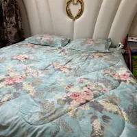 تخت خواب دونفره و کنسول آیینه و میز کنار تختی