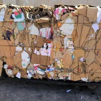 کارگر انبار ضایعات