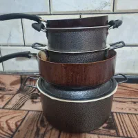 قابلمه پلو خوری و تعدادی بشقاب