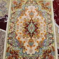یک تخته فرش دستباف کناره