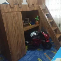 تخت ومیز وتحریک چوبی سالم  کم جا با کمد لباس