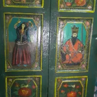 درب قدیمی چوبی نقاشی شده